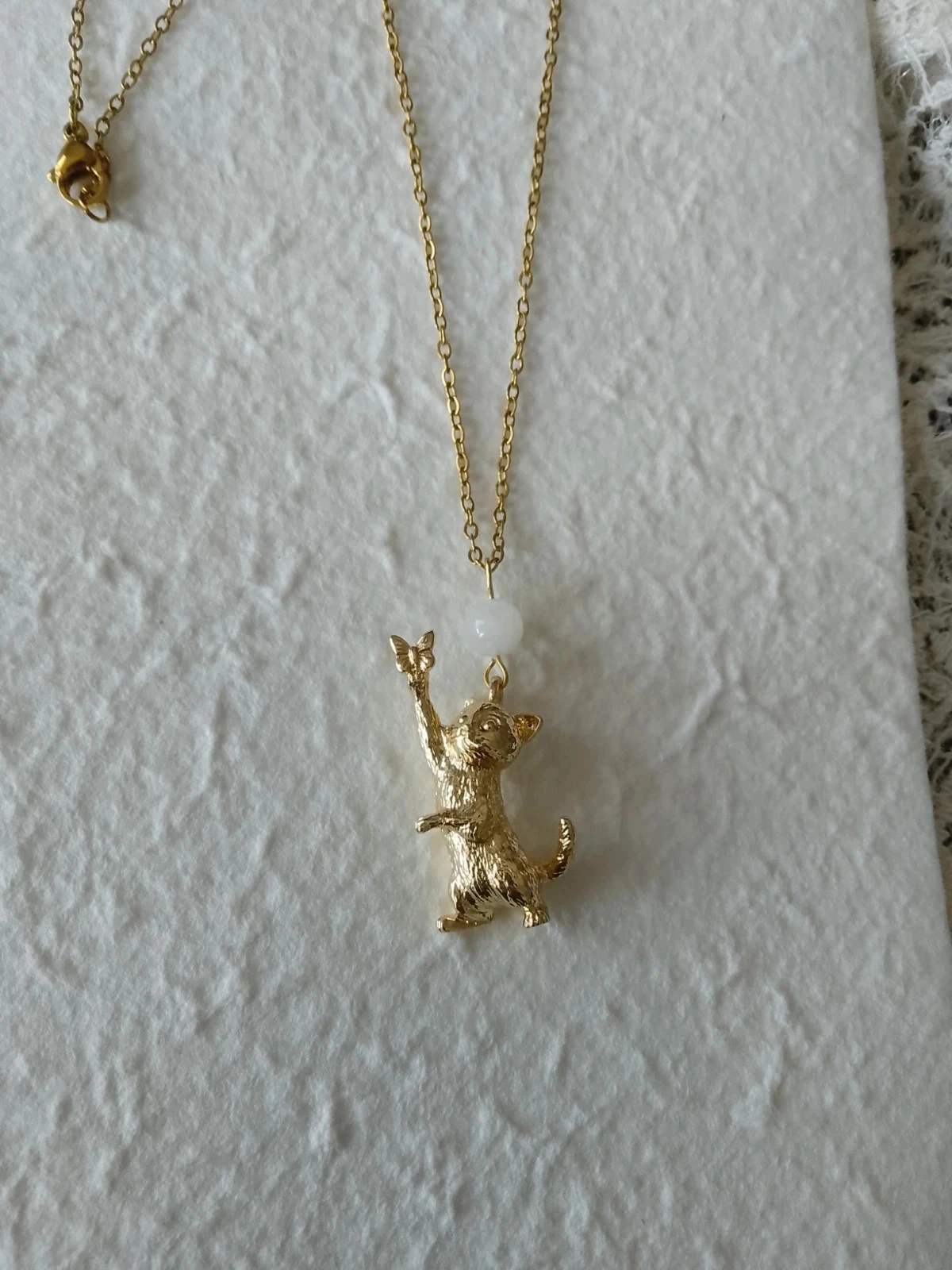 Collier chat papillon doré avec pierre de lune blanche
